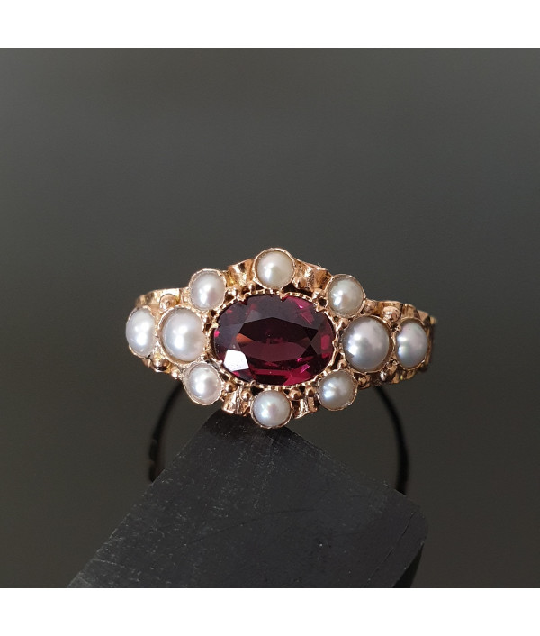 Crimson Heart: Victorian Garne...
