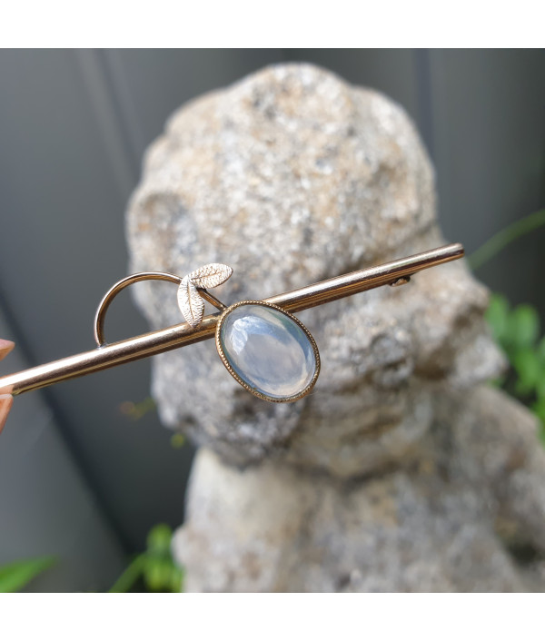 Blue Schiller - Victorian Moonstone Brooch in 9k Blue Schiller - Victorian Moonstone Brooch in 9k
