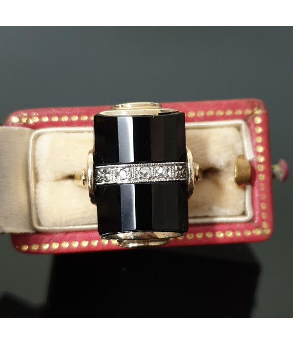 Captivating Column: Art Deco O...