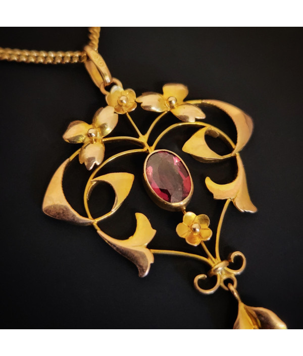 Art Nouveau Garnet Pendant in 9K Yellow Gold Art Nouveau Garnet Pendant in 9K Yellow Gold