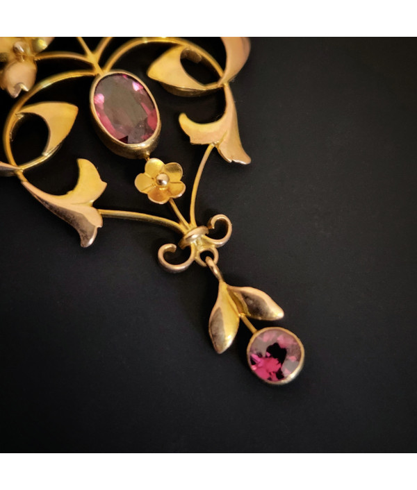 Art Nouveau Garnet Pendant in 9K Yellow Gold Art Nouveau Garnet Pendant in 9K Yellow Gold
