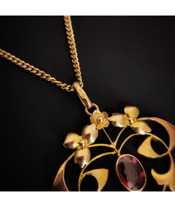 Art Nouveau Garnet Pendant in 9K Yellow Gold Art Nouveau Garnet Pendant in 9K Yellow Gold