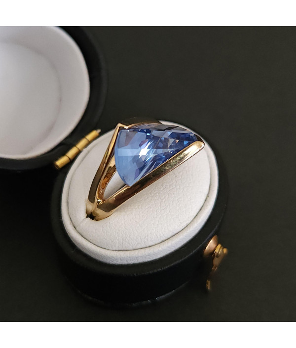 Lighthouse Lens Cut Topaz Ring in 9K Yellow Gold Lighthouse Lens Cut Topaz Ring in 9K Yellow Gold