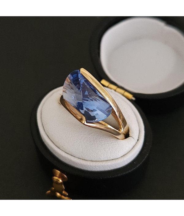 Lighthouse Lens Cut Topaz Ring in 9K Yellow Gold Lighthouse Lens Cut Topaz Ring in 9K Yellow Gold
