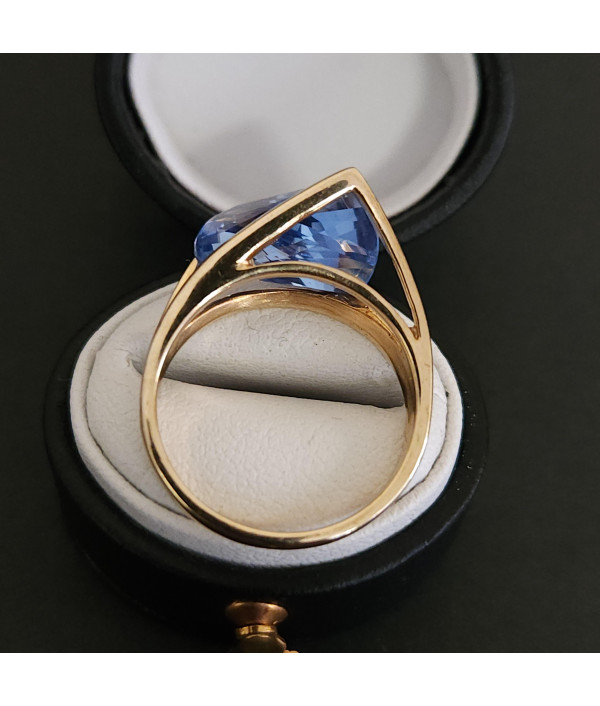 Lighthouse Lens Cut Topaz Ring in 9K Yellow Gold Lighthouse Lens Cut Topaz Ring in 9K Yellow Gold