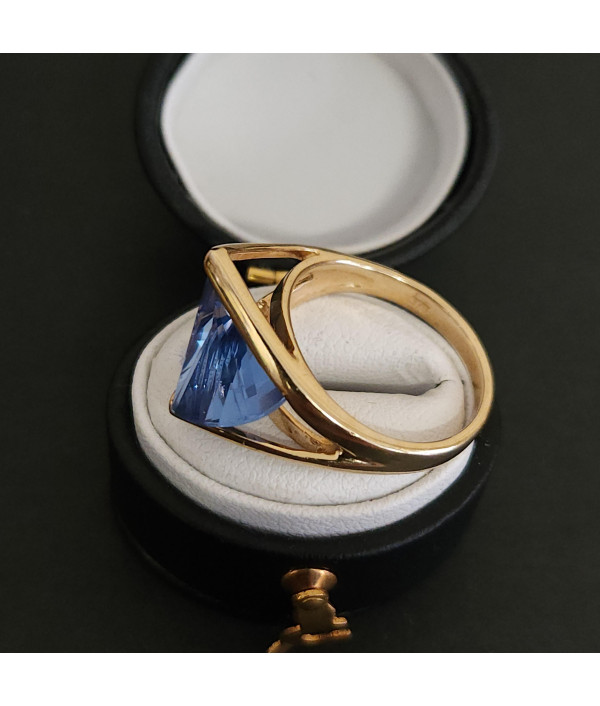 Lighthouse Lens Cut Topaz Ring in 9K Yellow Gold Lighthouse Lens Cut Topaz Ring in 9K Yellow Gold
