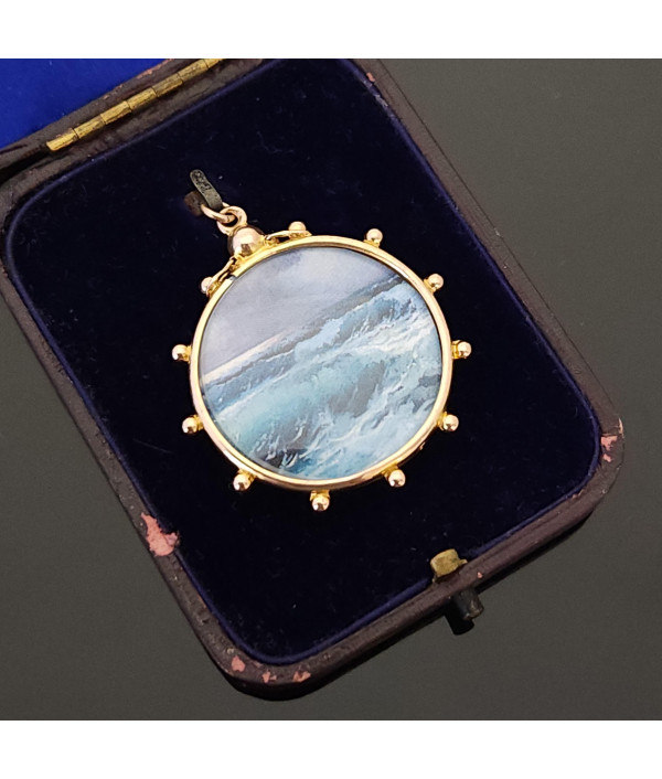 Double-sided Dome Glass Photo locket in 9K Yellow Gold Double-sided Dome Glass Photo locket in 9K Yellow Gold