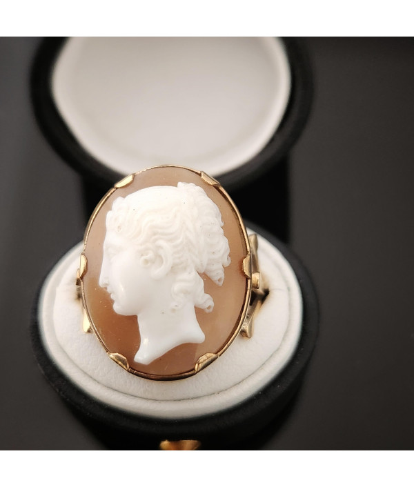 Victorian High Relief Shell Cameo Ring in 9K Gold Victorian High Relief Shell Cameo Ring in 9K Gold