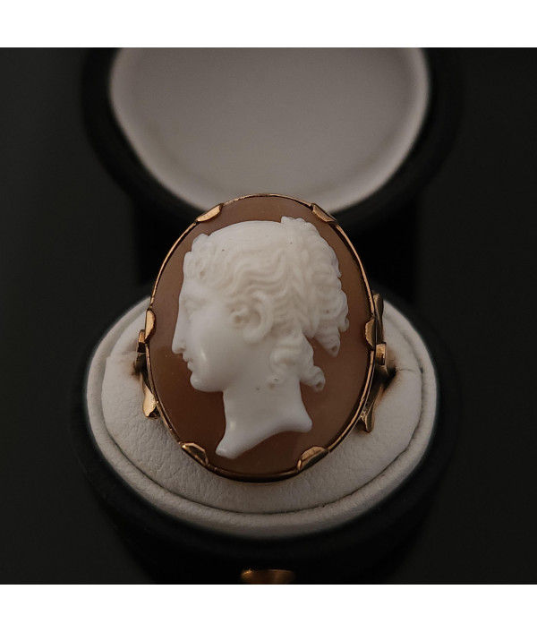 Victorian High Relief Shell Cameo Ring in 9K Gold Victorian High Relief Shell Cameo Ring in 9K Gold