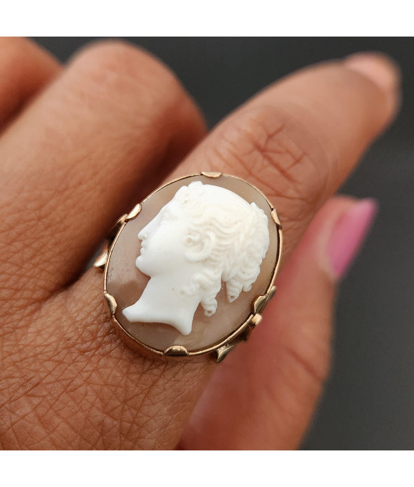 Victorian High Relief Shell Cameo Ring in 9K Gold Victorian High Relief Shell Cameo Ring in 9K Gold
