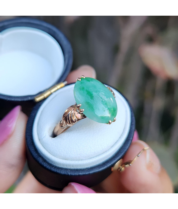 Vintage Jadeite Ring in 18k Yellow Gold Vintage Jadeite Ring in 18k Yellow Gold