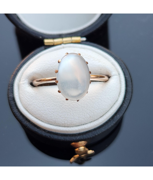 Vintage Moonstone Ring in 9ct Yellow Gold Vintage Moonstone Ring in 9ct Yellow Gold