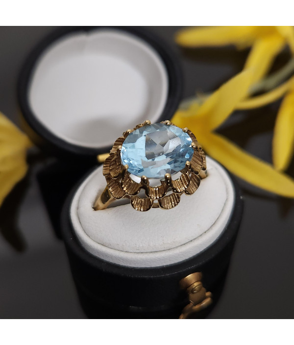 Vintage Sky Blue Topaz Solitaire in 9k Yellow Gold Vintage Sky Blue Topaz Solitaire in 9k Yellow Gold