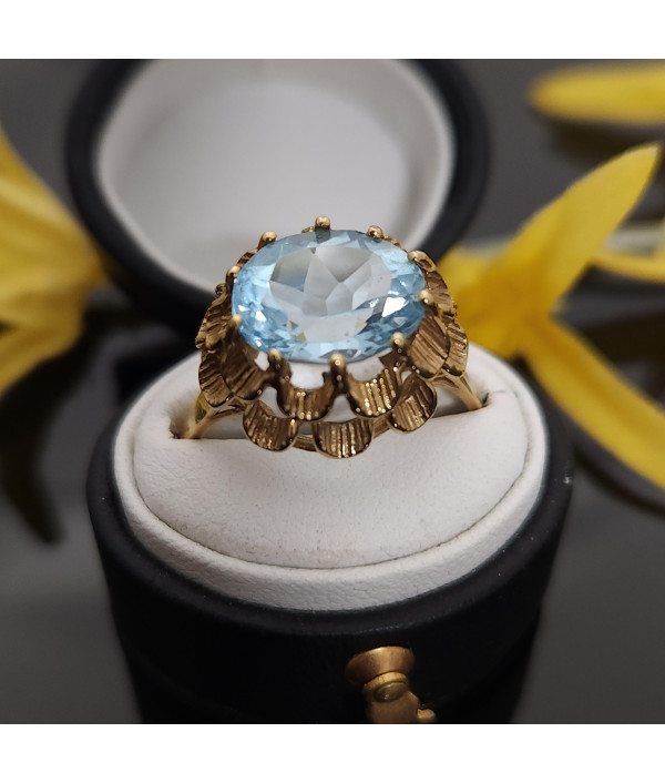 Vintage Sky Blue Topaz Solitaire in 9k Yellow Gold Vintage Sky Blue Topaz Solitaire in 9k Yellow Gold