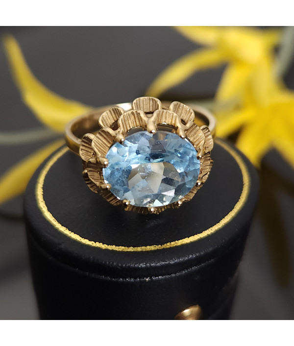 Vintage Sky Blue Topaz Solitaire in 9k Yellow Gold Vintage Sky Blue Topaz Solitaire in 9k Yellow Gold