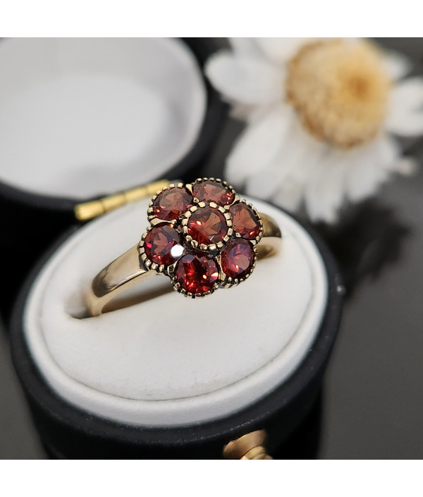 Garnet Daisy Ring in 9K Yellow Gold Garnet Daisy Ring in 9K Yellow Gold