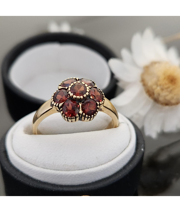 Garnet Daisy Ring in 9K Yellow Gold Garnet Daisy Ring in 9K Yellow Gold