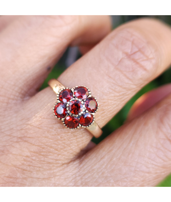 Garnet Daisy Ring in 9K Yellow Gold Garnet Daisy Ring in 9K Yellow Gold