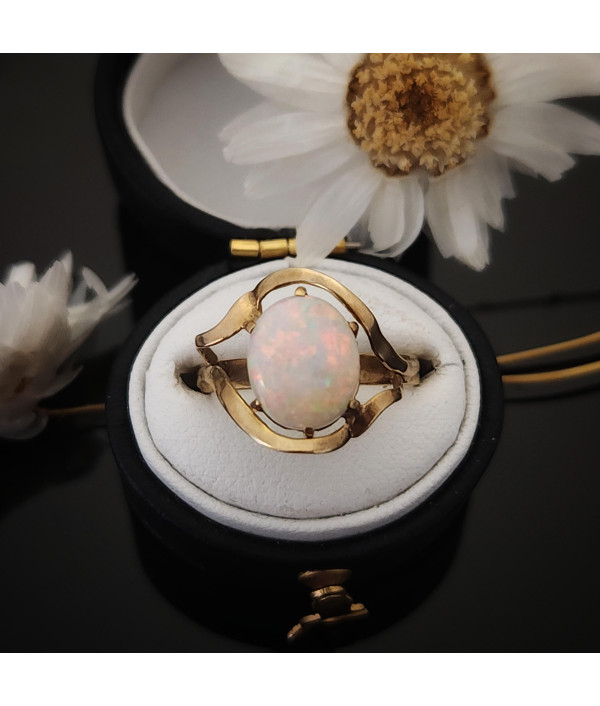 1960s Vintage Retro Opal Ring in 9k Yellow Gold 1960s Vintage Retro Opal Ring in 9k Yellow Gold