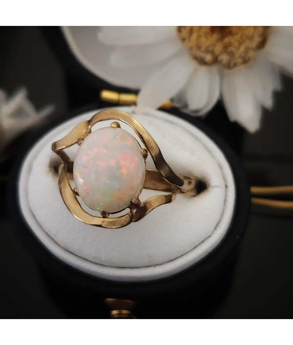 1960s Vintage Retro Opal Ring in 9k Yellow Gold 1960s Vintage Retro Opal Ring in 9k Yellow Gold