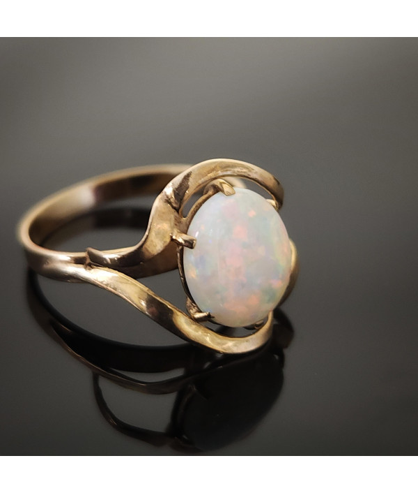 1960s Vintage Retro Opal Ring in 9k Yellow Gold 1960s Vintage Retro Opal Ring in 9k Yellow Gold