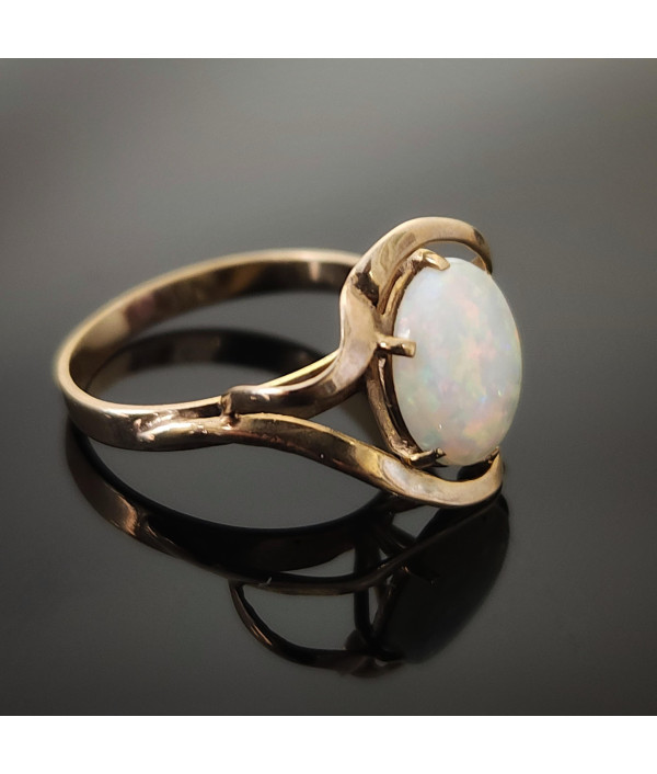 1960s Vintage Retro Opal Ring in 9k Yellow Gold