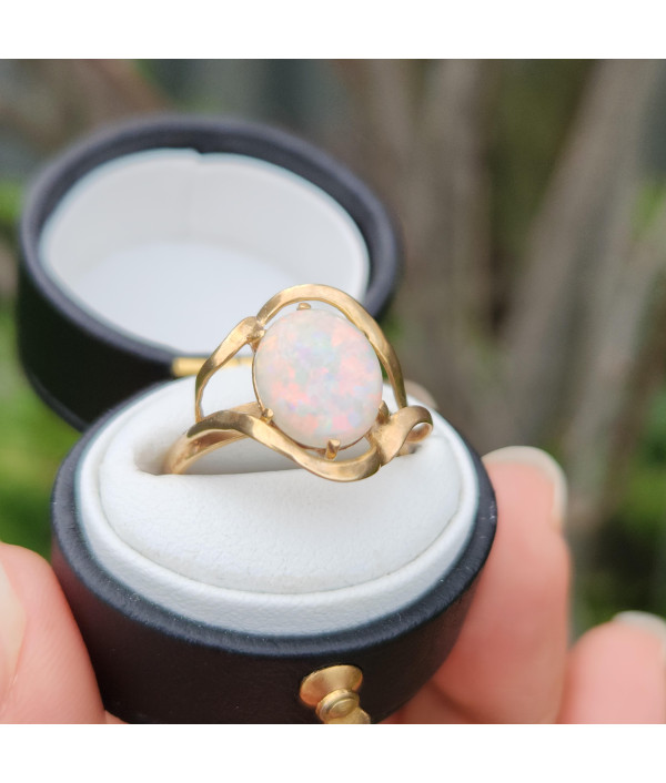 1960s Vintage Retro Opal Ring in 9k Yellow Gold 1960s Vintage Retro Opal Ring in 9k Yellow Gold