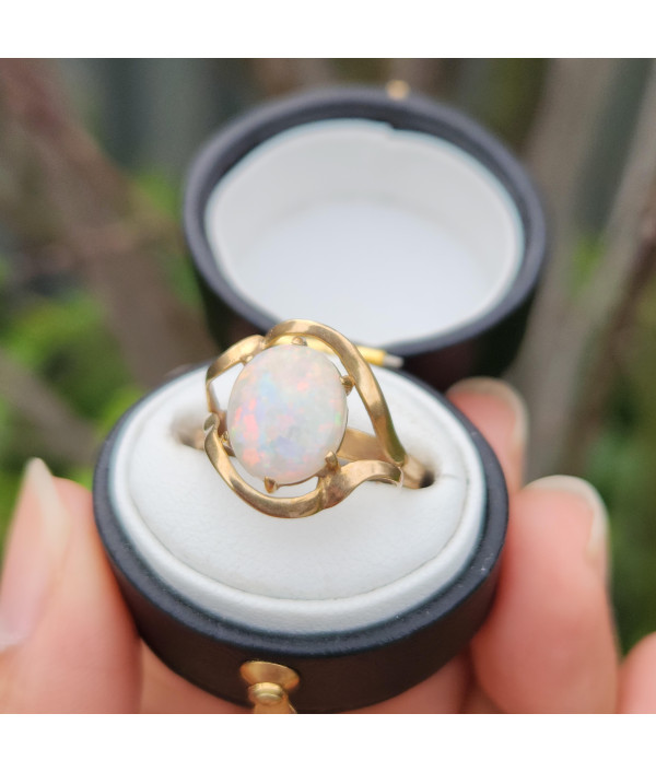 1960s Vintage Retro Opal Ring in 9k Yellow Gold 1960s Vintage Retro Opal Ring in 9k Yellow Gold