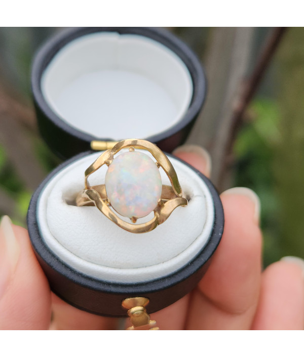 1960s Vintage Retro Opal Ring in 9k Yellow Gold 1960s Vintage Retro Opal Ring in 9k Yellow Gold