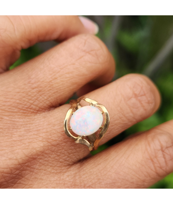 1960s Vintage Retro Opal Ring in 9k Yellow Gold 1960s Vintage Retro Opal Ring in 9k Yellow Gold