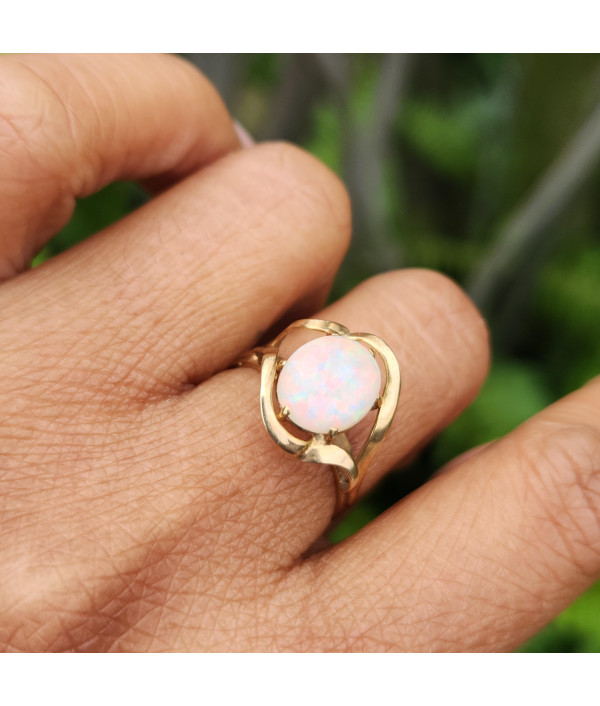1960s Vintage Retro Opal Ring in 9k Yellow Gold 1960s Vintage Retro Opal Ring in 9k Yellow Gold