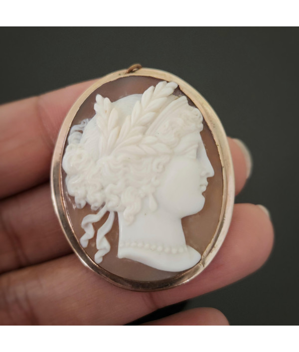 Antique 9ct Gold Shell Cameo Brooch (c. 1880–1910) Antique 9ct Gold Shell Cameo Brooch (c. 1880–1910)