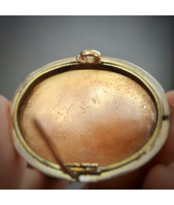 Antique 9ct Gold Shell Cameo Brooch (c. 1880–1910) Antique 9ct Gold Shell Cameo Brooch (c. 1880–1910)