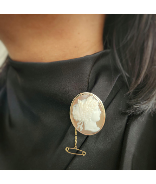 Antique 9ct Gold Shell Cameo Brooch (c. 1880–1910) Antique 9ct Gold Shell Cameo Brooch (c. 1880–1910)