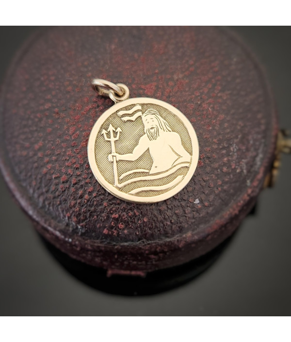 8K Gold Aquarius Zodiac Pendant – 16mm
