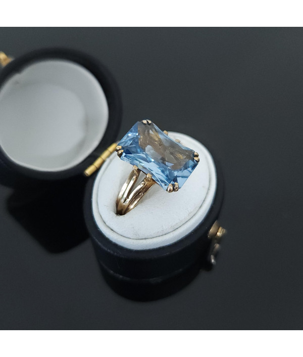 1980s 9ct Yellow Gold Blue Topaz Ring – Scissor Cut Statement 1980s 9ct Yellow Gold Blue Topaz Ring – Scissor Cut Statement