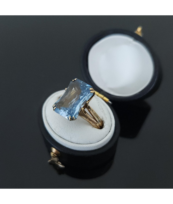 1980s 9ct Yellow Gold Blue Topaz Ring – Scissor Cut Statement 1980s 9ct Yellow Gold Blue Topaz Ring – Scissor Cut Statement