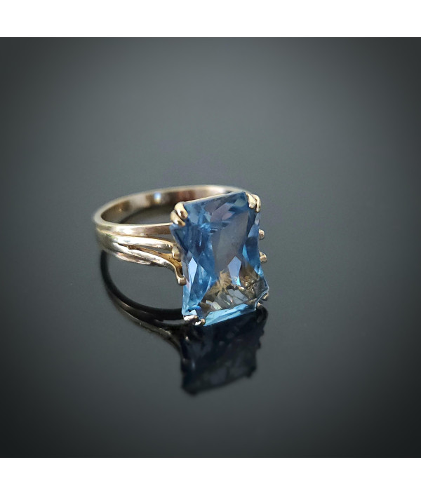 1980s 9ct Yellow Gold Blue Topaz Ring – Scissor Cut Statement 1980s 9ct Yellow Gold Blue Topaz Ring – Scissor Cut Statement