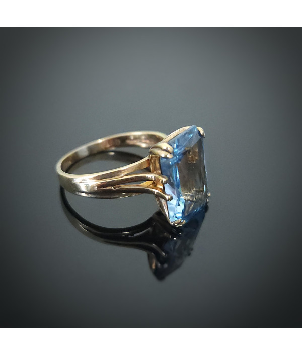 1980s 9ct Yellow Gold Blue Topaz Ring – Scissor Cut Statement 1980s 9ct Yellow Gold Blue Topaz Ring – Scissor Cut Statement