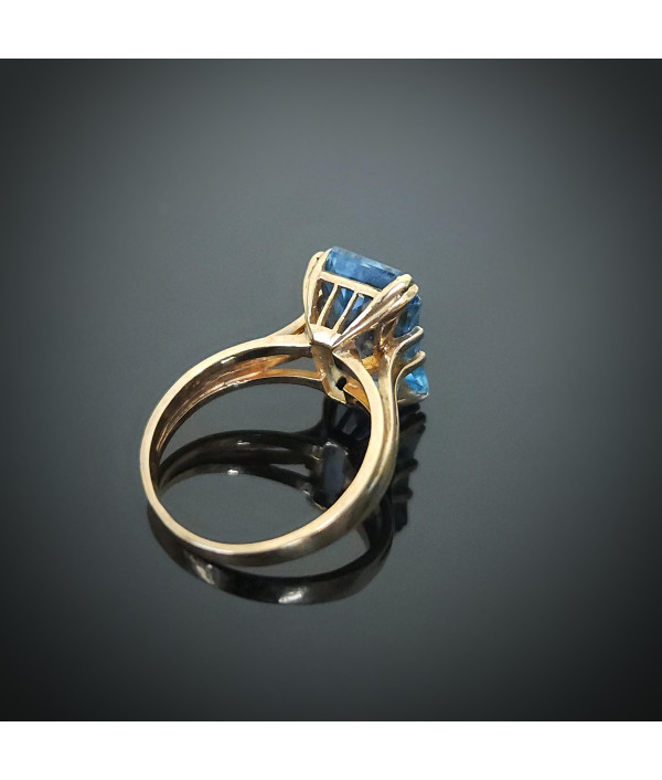 1980s 9ct Yellow Gold Blue Topaz Ring – Scissor Cut Statement 1980s 9ct Yellow Gold Blue Topaz Ring – Scissor Cut Statement