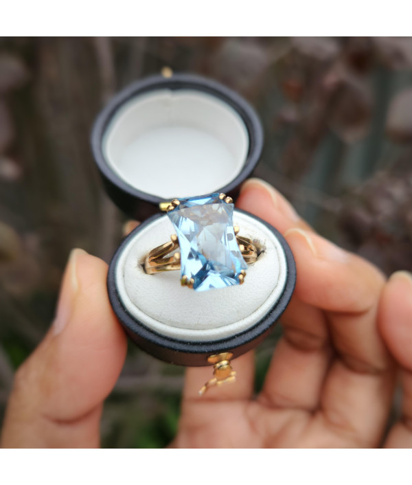 1980s 9ct Yellow Gold Blue Topaz Ring – Scissor Cut Statement 1980s 9ct Yellow Gold Blue Topaz Ring – Scissor Cut Statement