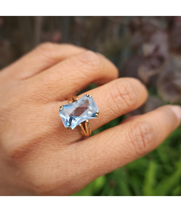 1980s 9ct Yellow Gold Blue Topaz Ring – Scissor Cut Statement 1980s 9ct Yellow Gold Blue Topaz Ring – Scissor Cut Statement