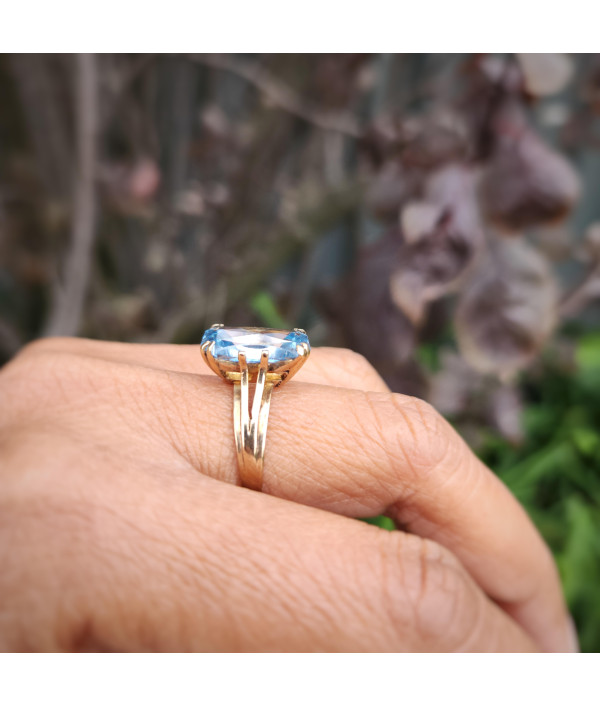 1980s 9ct Yellow Gold Blue Topaz Ring – Scissor Cut Statement 1980s 9ct Yellow Gold Blue Topaz Ring – Scissor Cut Statement