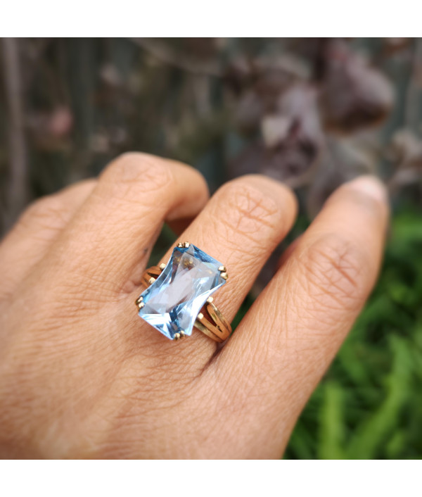 1980s 9ct Yellow Gold Blue Topaz Ring – Scissor Cut Statement 1980s 9ct Yellow Gold Blue Topaz Ring – Scissor Cut Statement