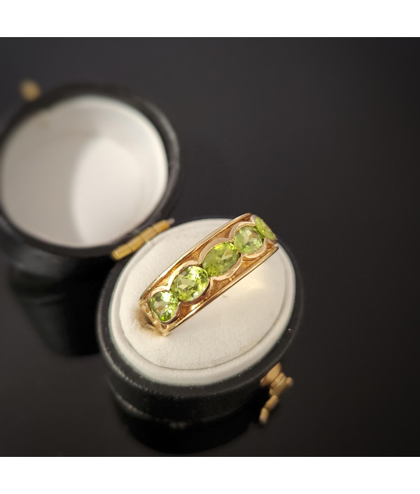 Five-Stone Peridot Ring in 9k Gold – A Luminous Vintage Classic Five-Stone Peridot Ring in 9k Gold – A Luminous Vintage Classic