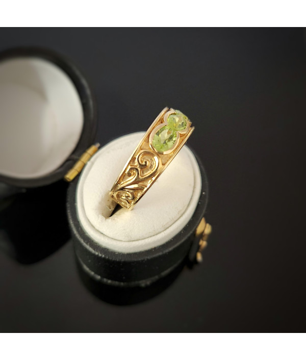 Five-Stone Peridot Ring in 9k Gold – A Luminous Vintage Classic Five-Stone Peridot Ring in 9k Gold – A Luminous Vintage Classic