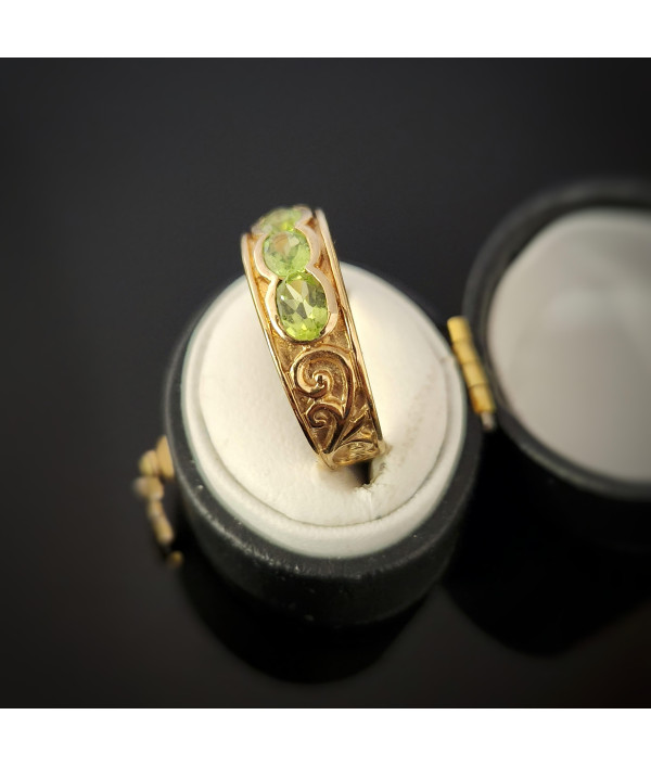 Five-Stone Peridot Ring in 9k Gold – A Luminous Vintage Classic Five-Stone Peridot Ring in 9k Gold – A Luminous Vintage Classic