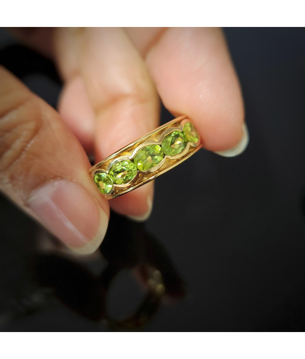 Five-Stone Peridot Ring in 9k Gold – A Luminous Vintage Classic Five-Stone Peridot Ring in 9k Gold – A Luminous Vintage Classic