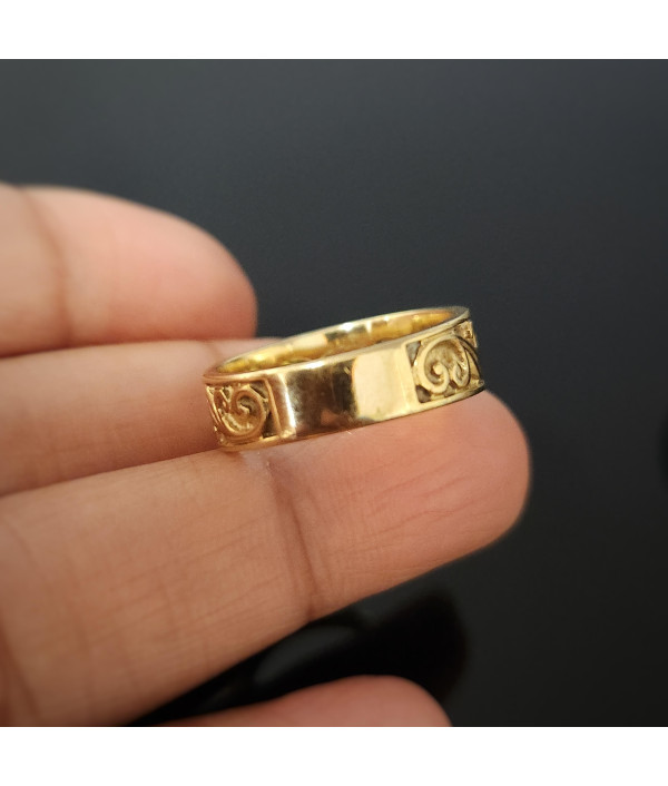 Five-Stone Peridot Ring in 9k Gold – A Luminous Vintage Classic Five-Stone Peridot Ring in 9k Gold – A Luminous Vintage Classic