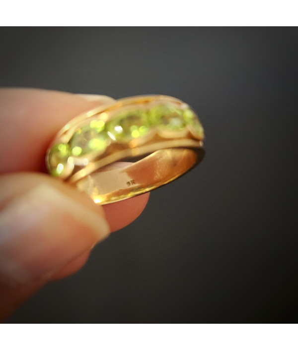 Five-Stone Peridot Ring in 9k Gold – A Luminous Vintage Classic Five-Stone Peridot Ring in 9k Gold – A Luminous Vintage Classic